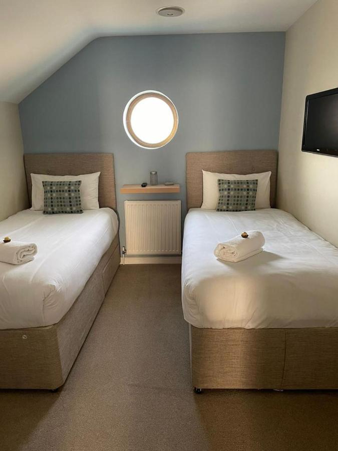 Roseberry House Panzió Newcastle Emlyn Kültér fotó