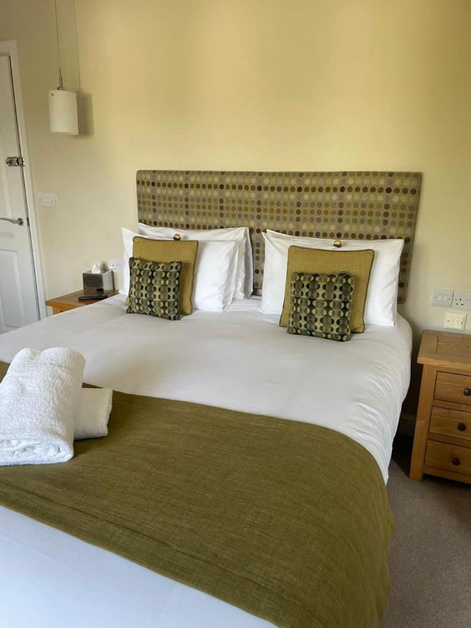 Roseberry House Panzió Newcastle Emlyn Kültér fotó